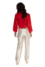 Arriendo de Conjunto crop top rojo con mangas y pantalón color oro viejo con cinturón