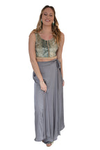 Arriendo de Conjunto crop top verde animal print y pollera gris claro