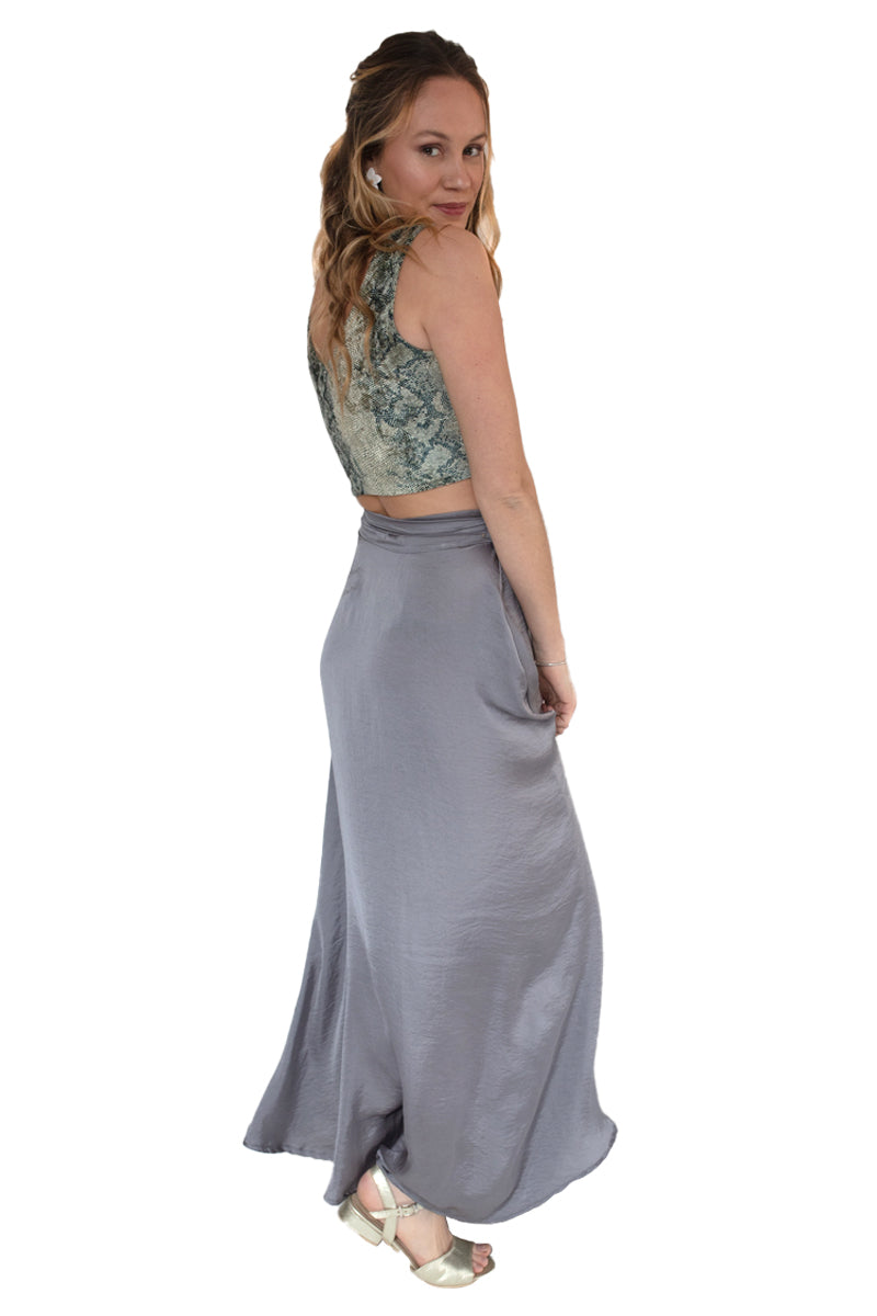 Arriendo de Conjunto crop top verde animal print y pollera gris claro