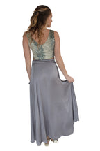Arriendo de Conjunto crop top verde animal print y pollera gris claro