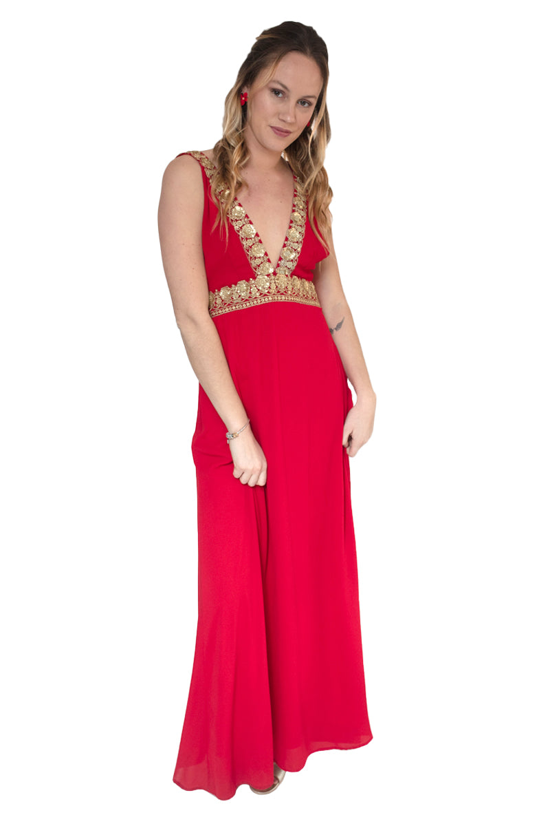 Arriendo de Vestido rojo largo con detalle dorado en el escote y cintura