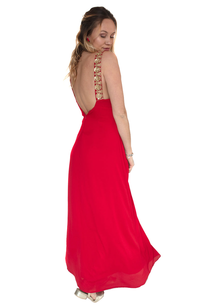 Arriendo de Vestido rojo largo con detalle dorado en el escote y cintura