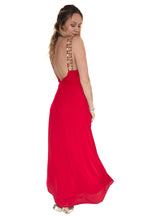 Arriendo de Vestido rojo largo con detalle dorado en el escote y cintura