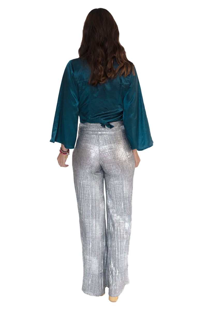 Arriendo de Conjunto crop top negro con mangas y pantalón plateado brillante