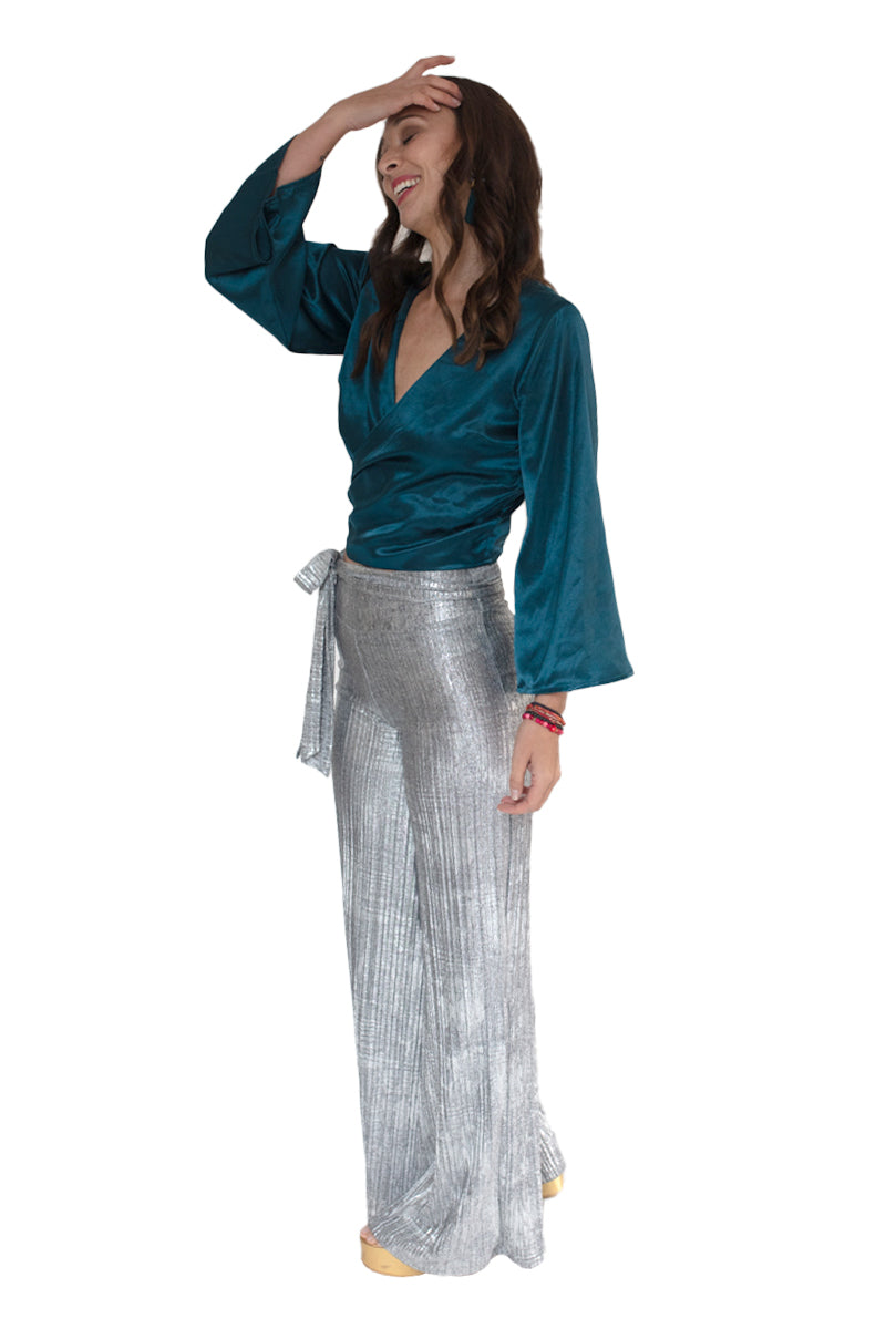 Arriendo de Conjunto crop top negro con mangas y pantalón plateado brillante