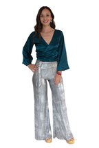 Arriendo de Conjunto crop top negro con mangas y pantalón plateado brillante