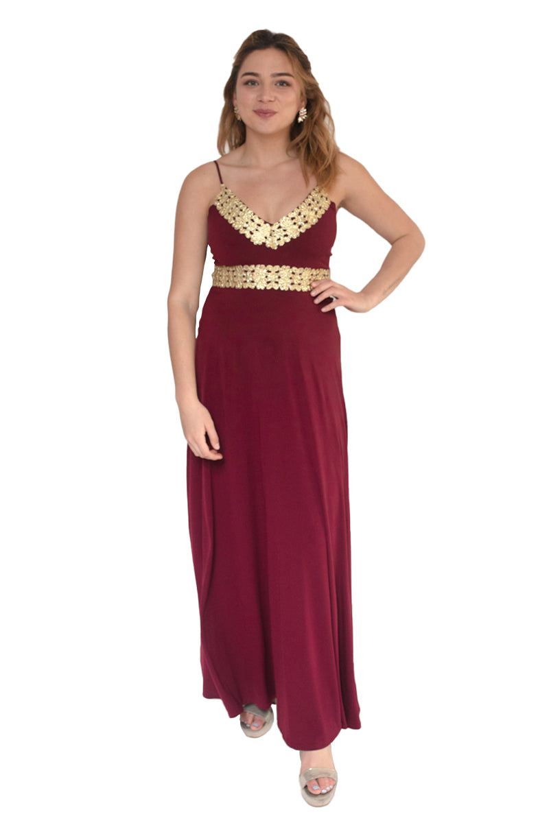Arriendo de Vestido burdeo largo con detalles dorado en escote y cintura