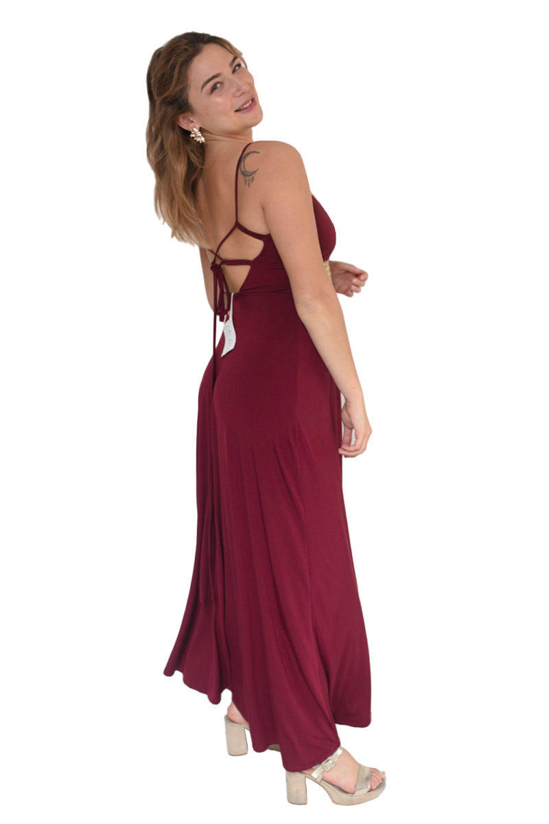 Arriendo de Vestido burdeo largo con detalles dorado en escote y cintura