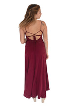 Arriendo de Vestido burdeo largo con detalles dorado en escote y cintura