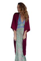 Arriendo de Kimono morado oscuro largo