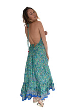 Arriendo de Vestido largo celeste con flores esplada abierta