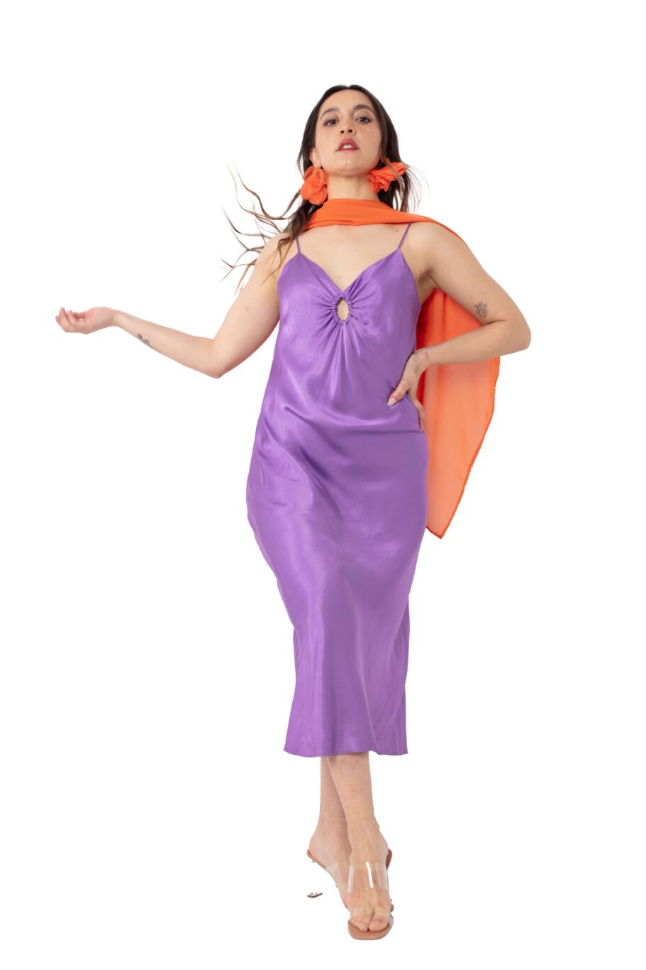 Arriendo de Vestido largo morado satin liso con pabilos