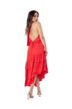 Arriendo de Vestido largo rojo cuello halter de seda con vuelos abajo