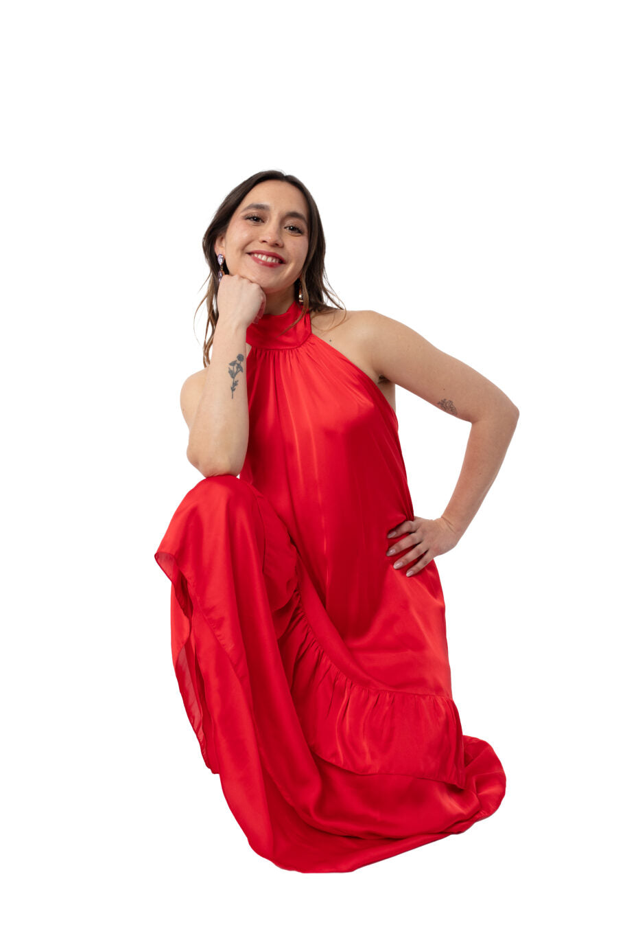 Arriendo de Vestido largo rojo cuello halter de seda con vuelos abajo