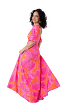 Arriendo de Vestido largo estampado fucsia con naranjo de lycra con mangas