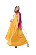 Arriendo de Vestido largo de seda mostaza con escote en v y tiritas ajustables en espalda