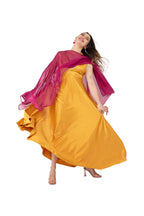Arriendo de Vestido largo de seda mostaza con escote en v y tiritas ajustables en espalda