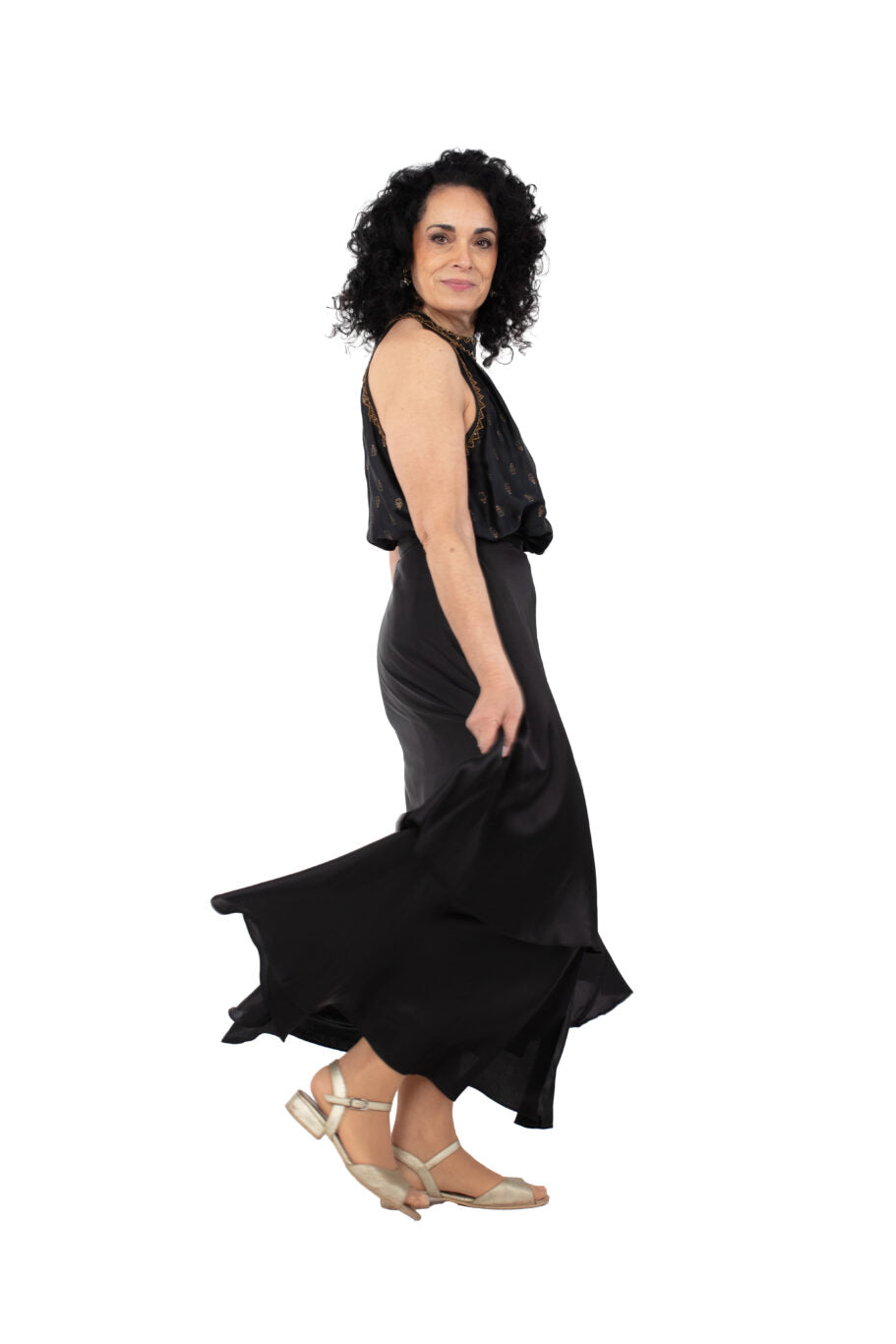 Arriendo de Conjunto de dos piezas, Top halter negro con mostacillas doradas y pollera negra de seda envolvente