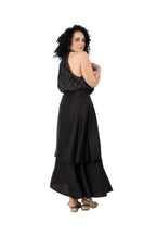 Arriendo de Conjunto de dos piezas, Top halter negro con mostacillas doradas y pollera negra de seda envolvente