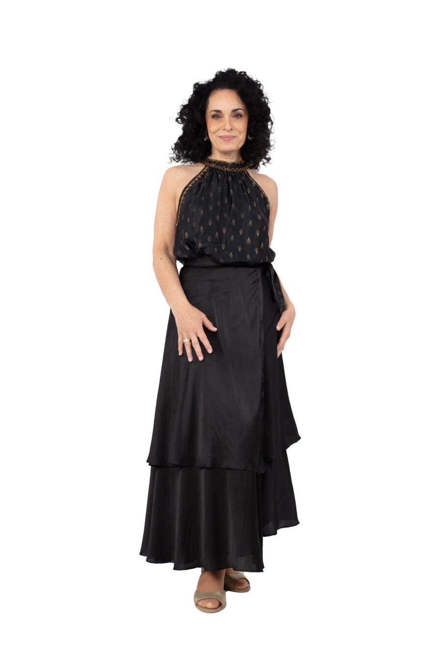 Arriendo de Conjunto de dos piezas, Top halter negro con mostacillas doradas y pollera negra de seda envolvente