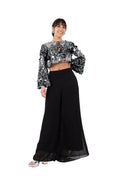 Arriendo de Conjunto de dos piezas, top con lentejuelas plateadas y mangas anchas y pantalón negro de gasa recto
