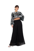 Arriendo de Conjunto de dos piezas, top con lentejuelas plateadas y mangas anchas y pantalón negro de gasa recto