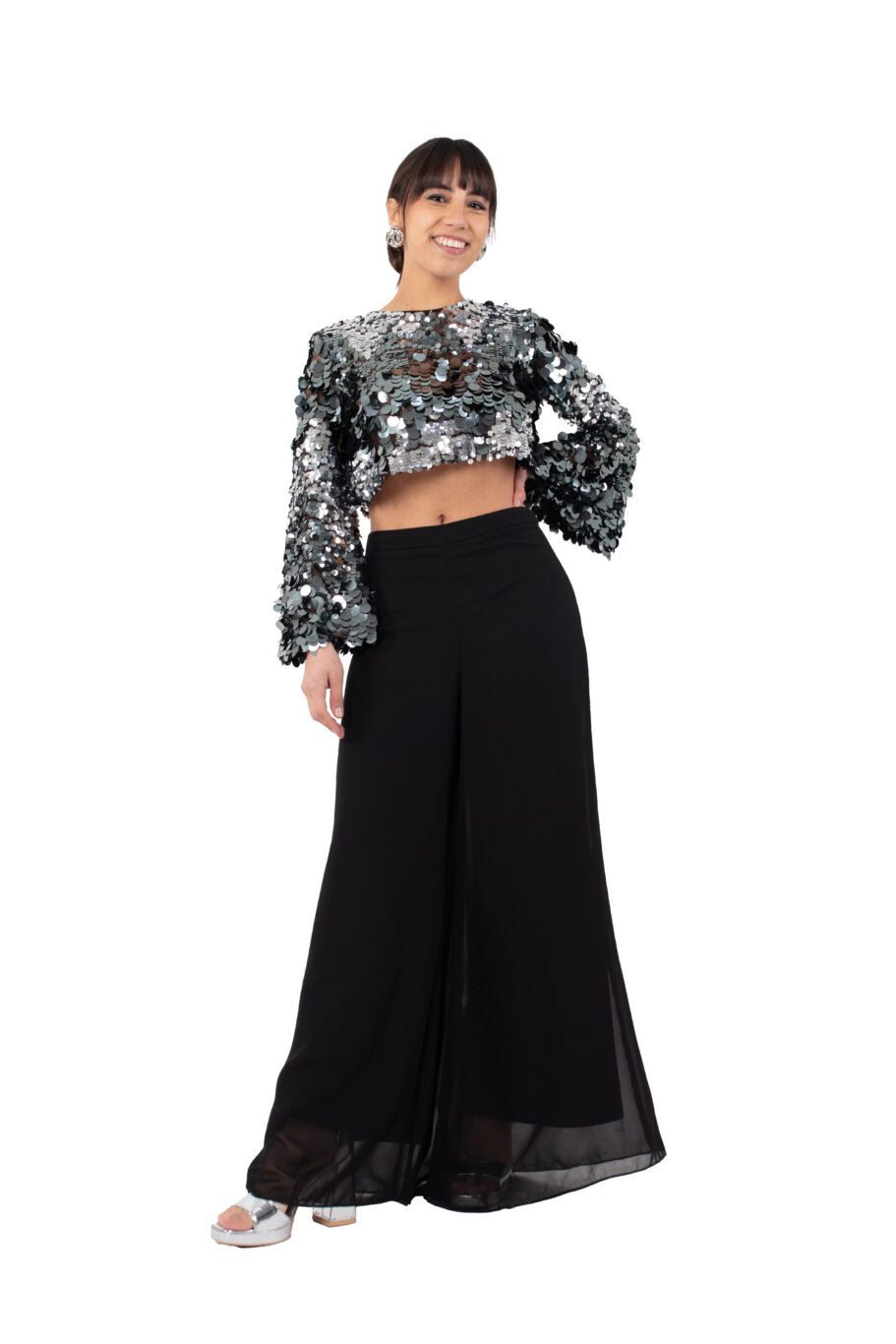 Arriendo de Conjunto de dos piezas, top con lentejuelas plateadas y mangas anchas y pantalón negro de gasa recto