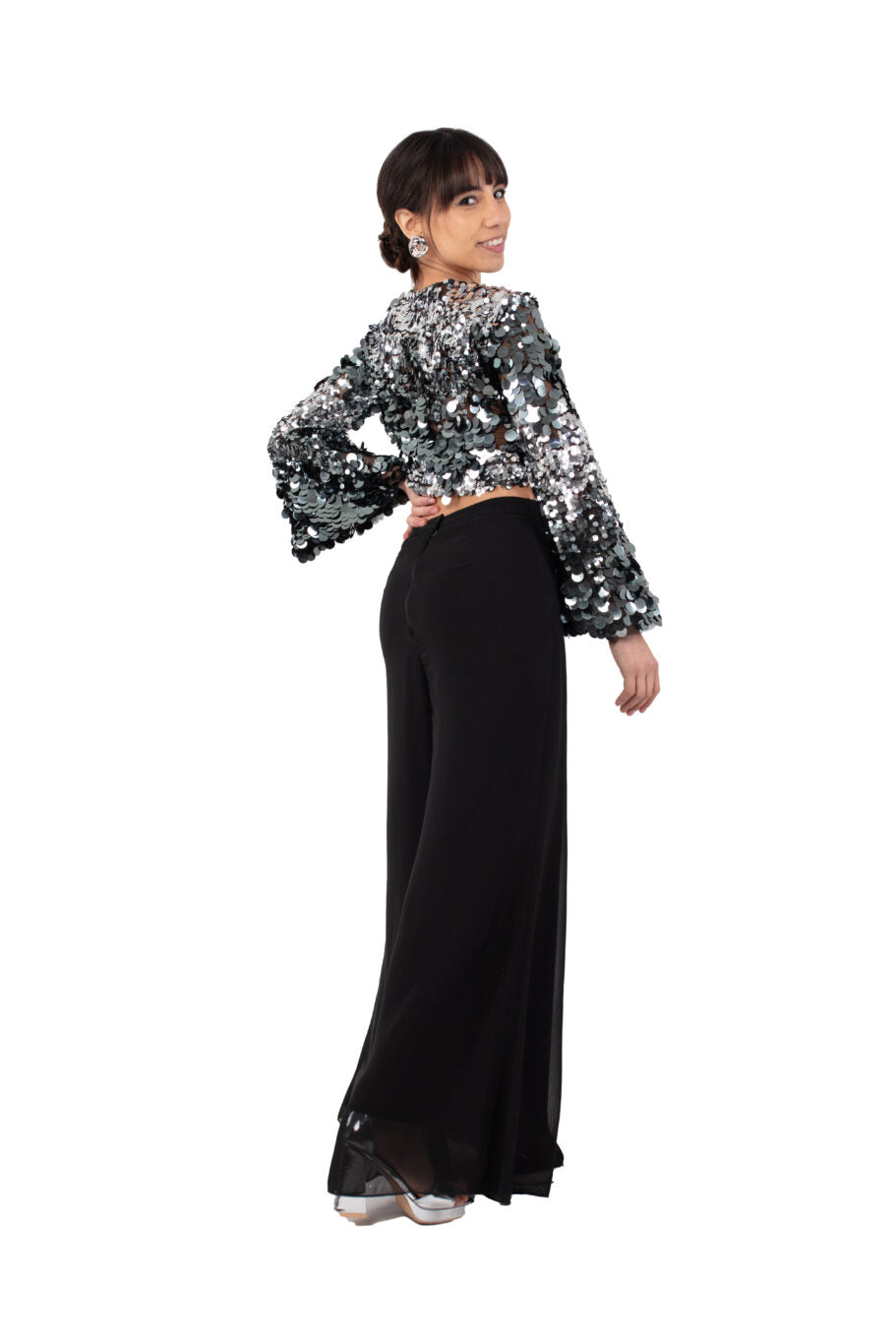 Arriendo de Conjunto de dos piezas, top con lentejuelas plateadas y mangas anchas y pantalón negro de gasa recto