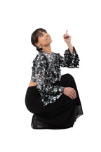 Arriendo de Conjunto de dos piezas, top con lentejuelas plateadas y mangas anchas y pantalón negro de gasa recto