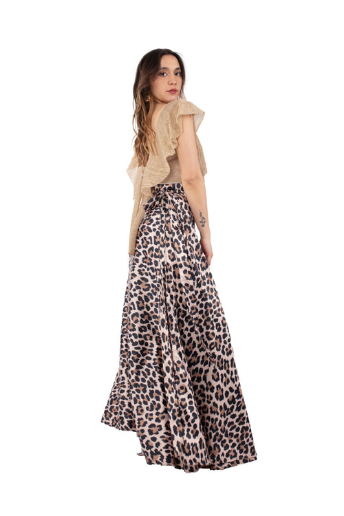 Arriendo de Conjunto de dos piezas, top dorado con brillos y pollera animal print envolvente de seda