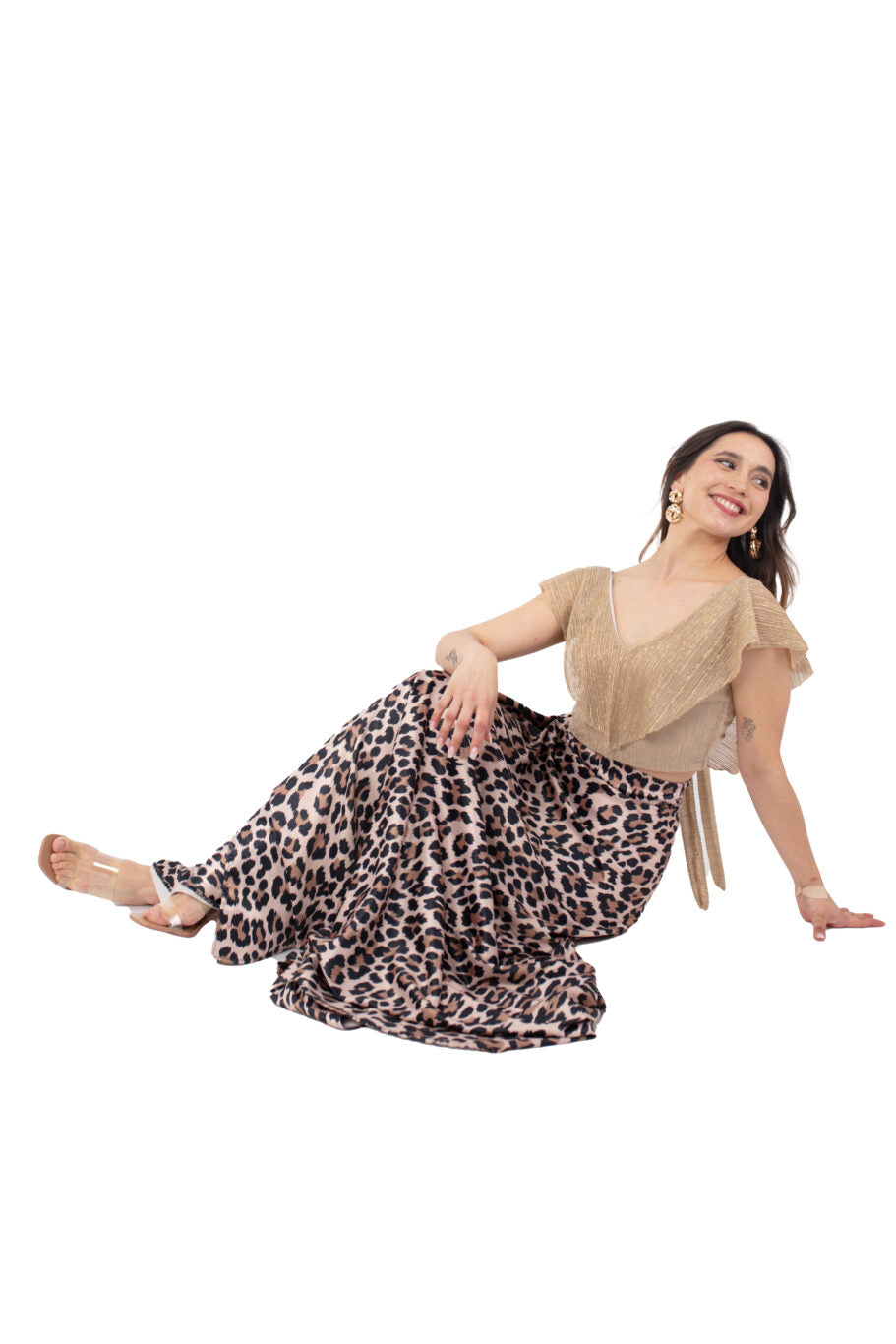 Arriendo de Conjunto de dos piezas, top dorado con brillos y pollera animal print envolvente de seda