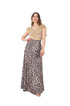 Arriendo de Conjunto de dos piezas, top dorado con brillos y pollera animal print envolvente de seda