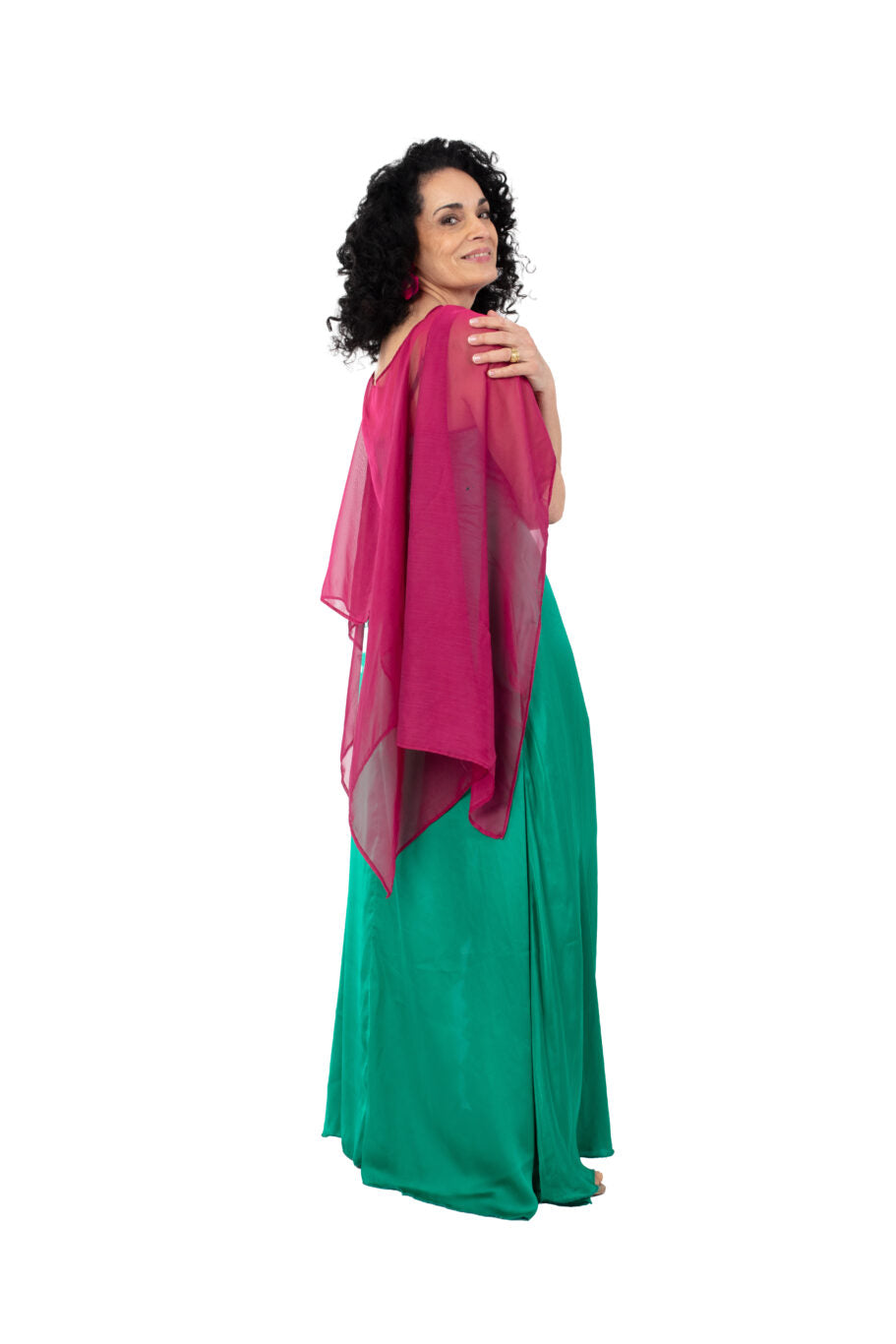 Arriendo de Vestido largo verde con escote en v y vuelos al costado de seda