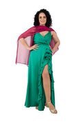 Arriendo de Vestido largo verde con escote en v y vuelos al costado de seda