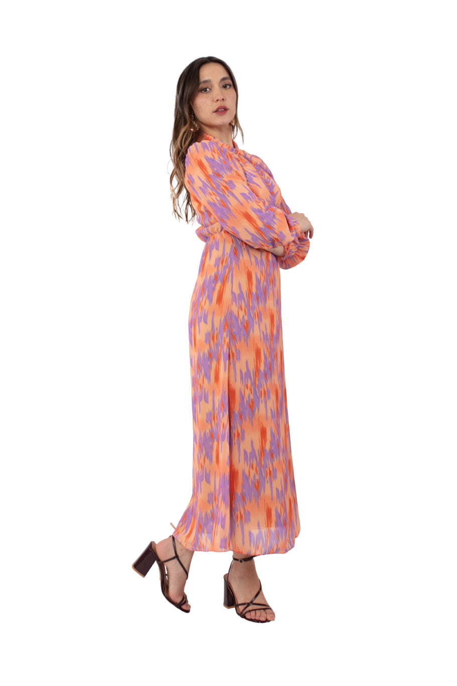 Arriendo de Vestido largo con manga larga naranjo con estampado lila con botones de gasa
