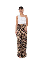 Arriendo de Conjunto de dos piezas, top blanco asimétrico con vuelito en un hombro y pantalón animal print recto de seda
