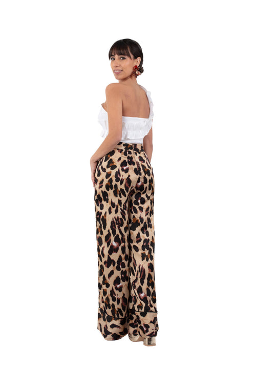 Arriendo de Conjunto de dos piezas, top blanco asimétrico con vuelito en un hombro y pantalón animal print recto de seda