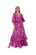Arriendo de Vestido largo morado con estampado de flores, mangas y cortes en cintura