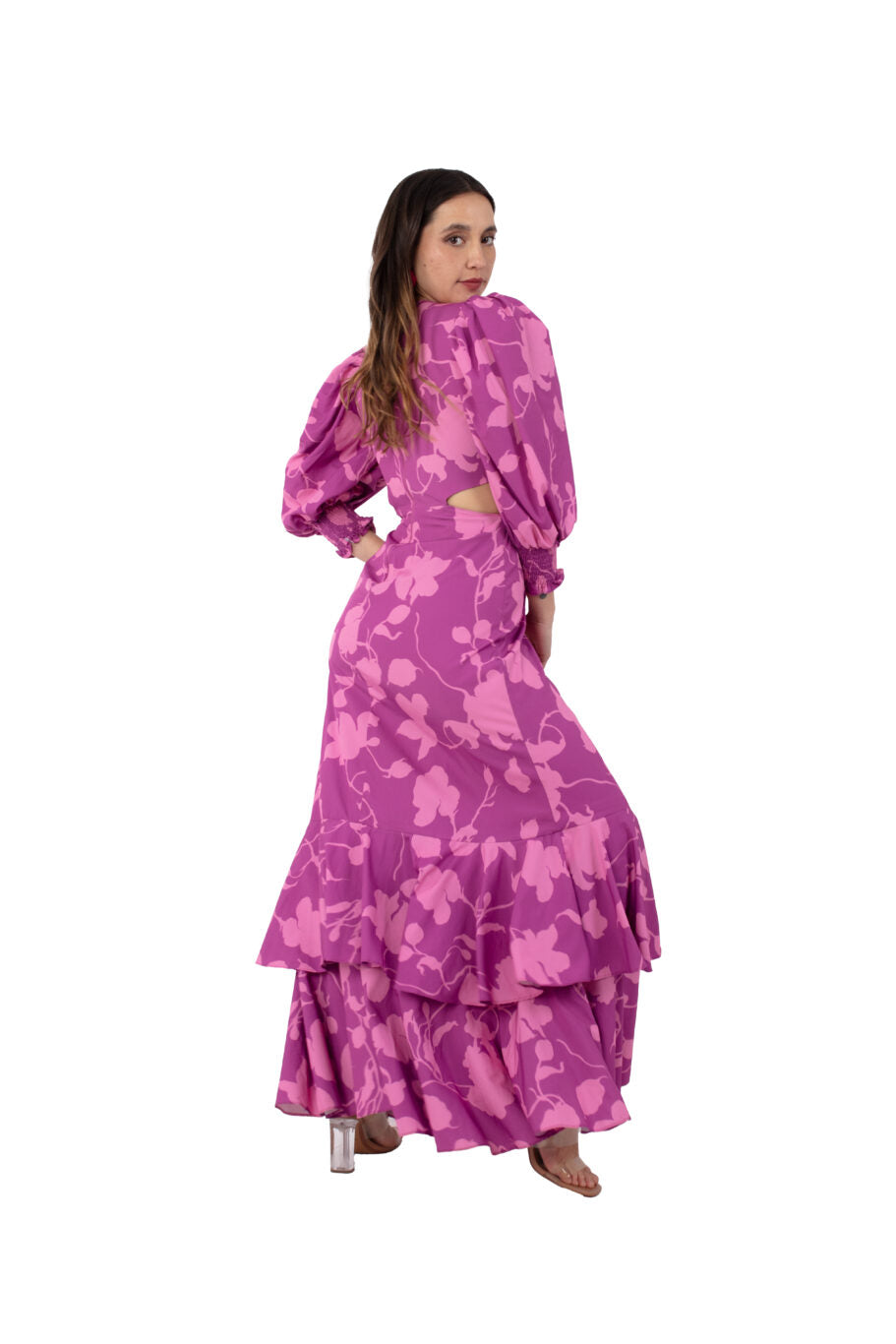 Arriendo de Vestido largo morado con estampado de flores, mangas y cortes en cintura