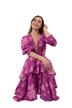 Arriendo de Vestido largo morado con estampado de flores, mangas y cortes en cintura