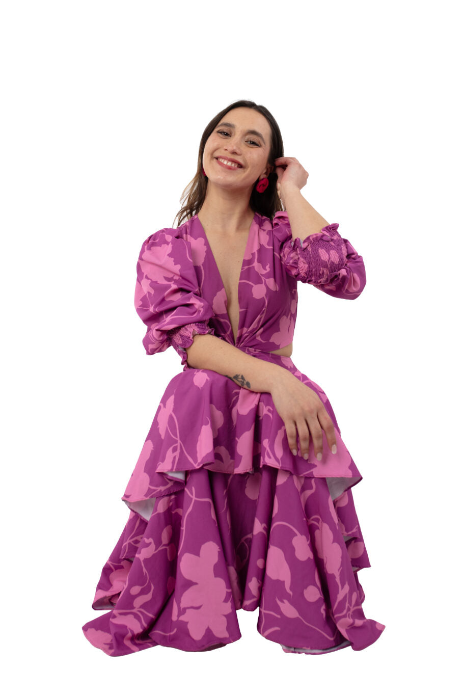 Arriendo de Vestido largo morado con estampado de flores, mangas y cortes en cintura
