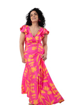 Arriendo de Vestido largo de lycra fucsia con estampado de flores y manga corta