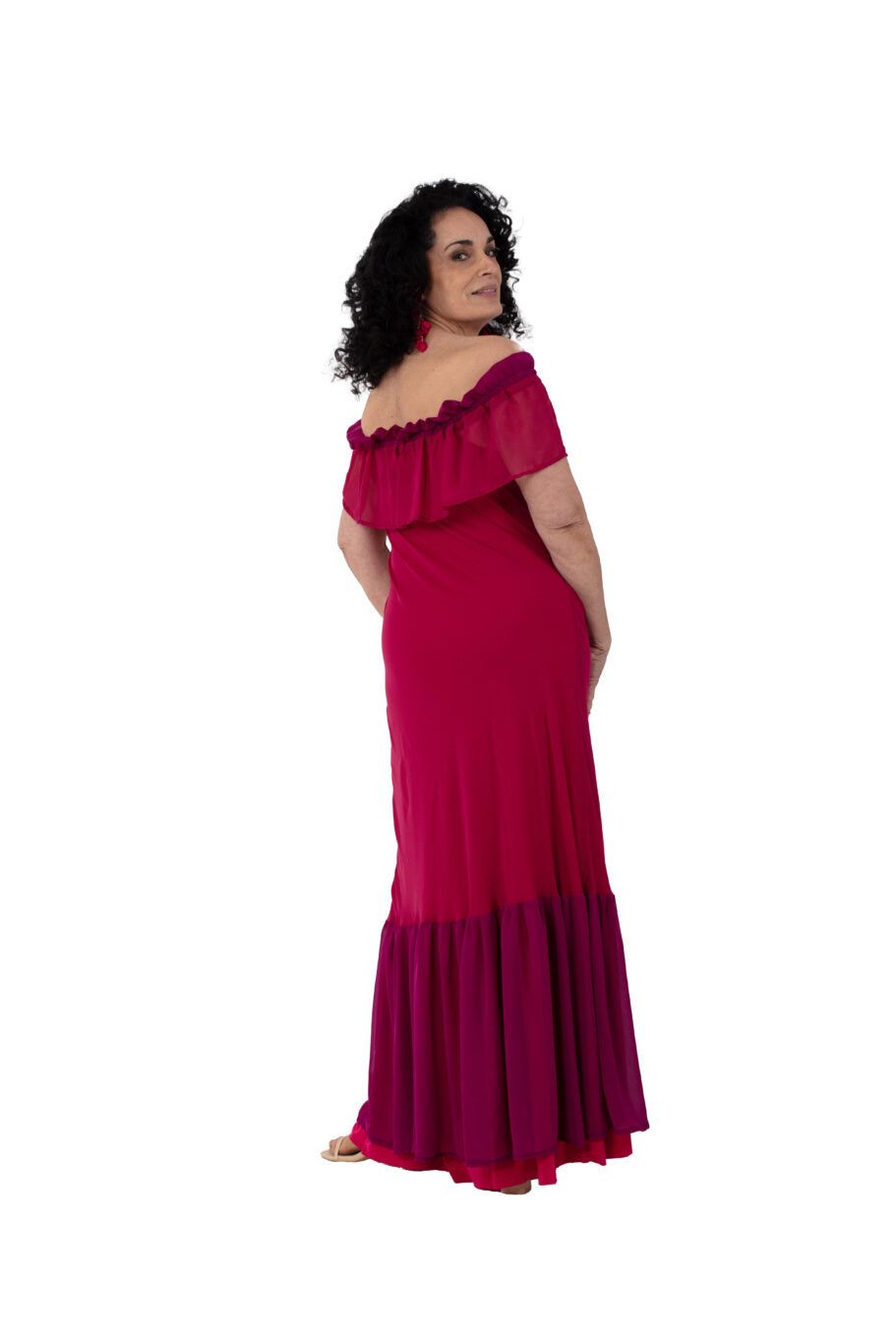 Arriendo de Vestido largo de gasa fucsia oscuro con vuelos en escote y vuelos purpura abajo