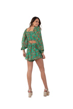 Arriendo de Conjunto de dos piezas, top verde con mangas y short con estampado de flores café