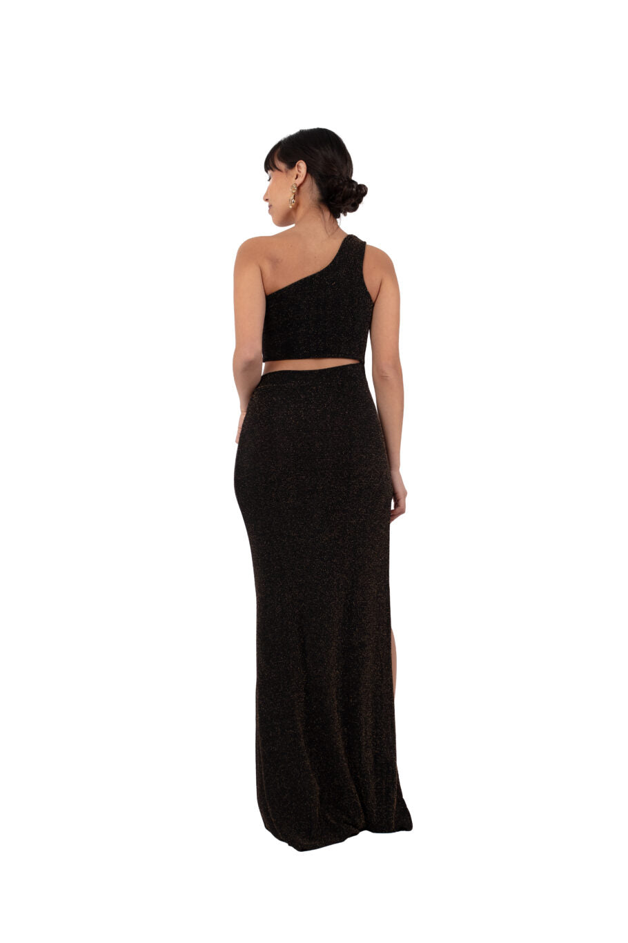 Arriendo de Vestido largo con un hombro negro con brillos dorados y corte en cintura