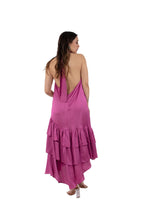 Arriendo de Vestido largo rosado metalizado cuello halter con vuelos abajo