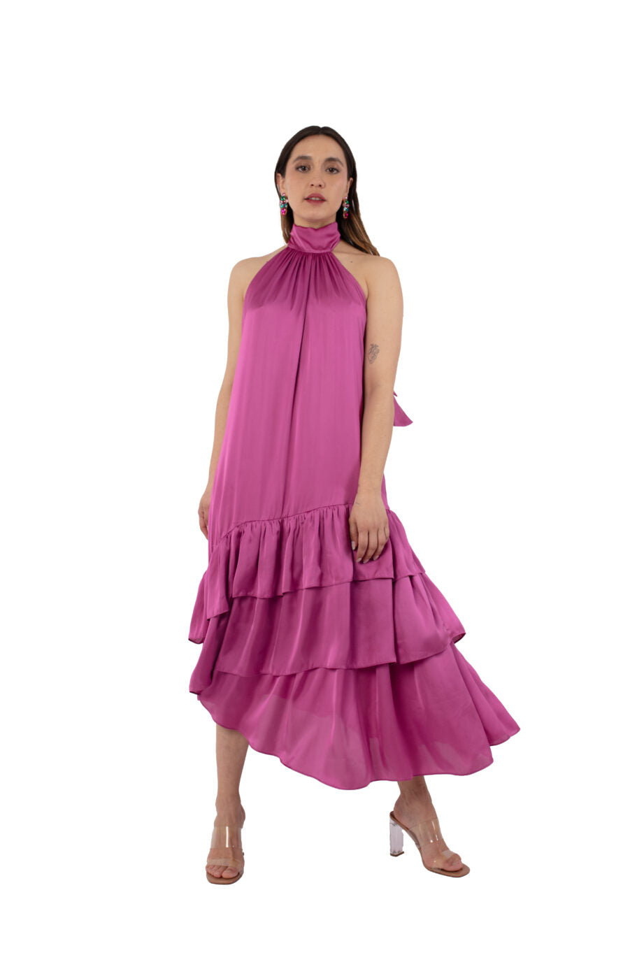 Arriendo de Vestido largo rosado metalizado cuello halter con vuelos abajo
