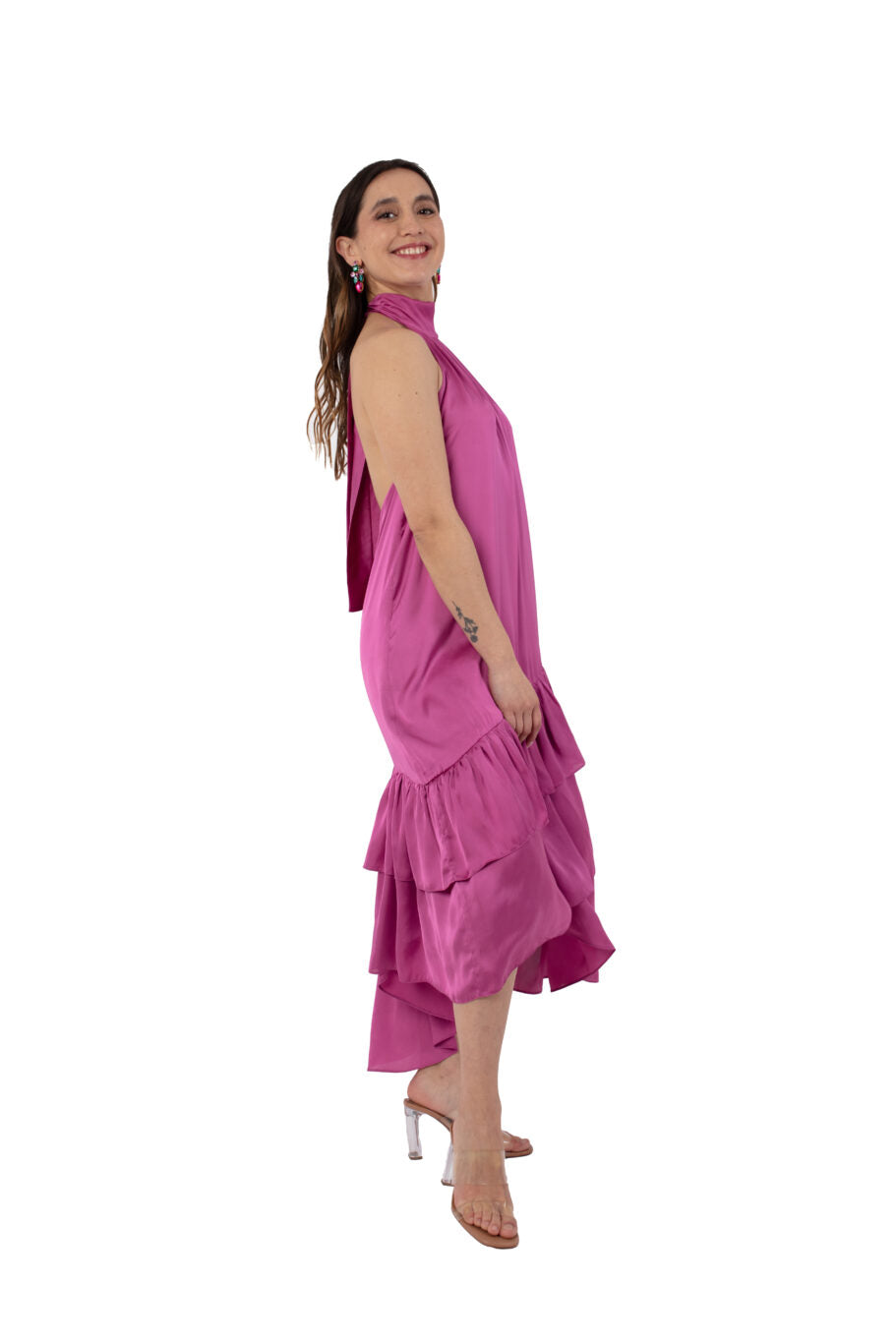 Arriendo de Vestido largo rosado metalizado cuello halter con vuelos abajo