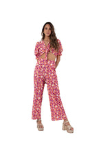 Arriendo de Conjunto de dos piezas, top con manga aglobada y pantalón recto con estampado naranjo, morado y beige