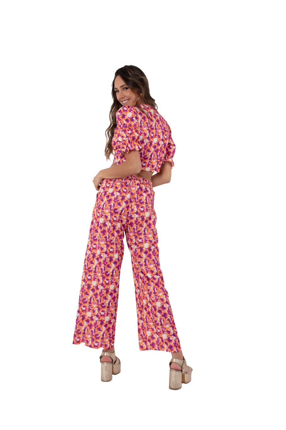 Arriendo de Conjunto de dos piezas, top con manga aglobada y pantalón recto con estampado naranjo, morado y beige